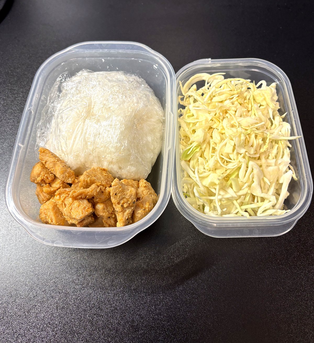 実際に持ち歩いている弁当。白米・鶏胸肉の炒め物・キャベツの千切り