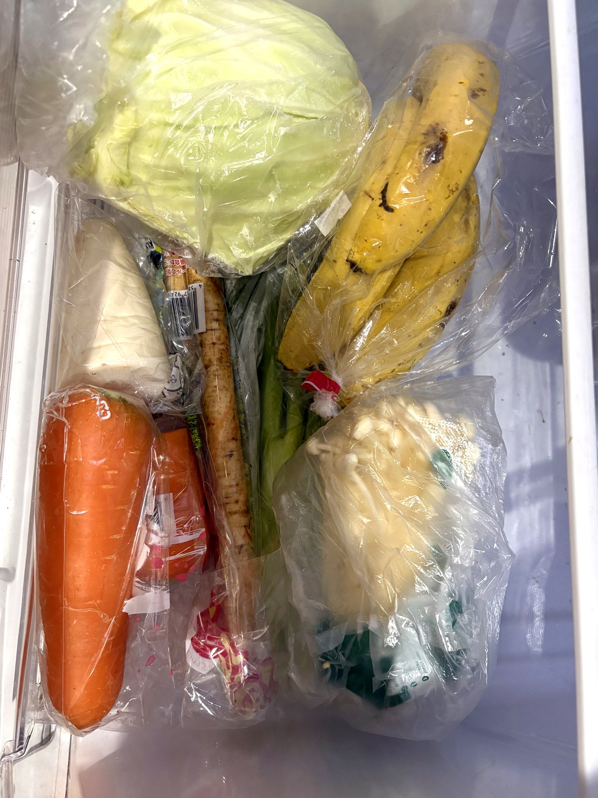 冷蔵庫の野菜室。大根・人参・キャベツ・ごぼう・榎茸・長ネギ・バナナが常備