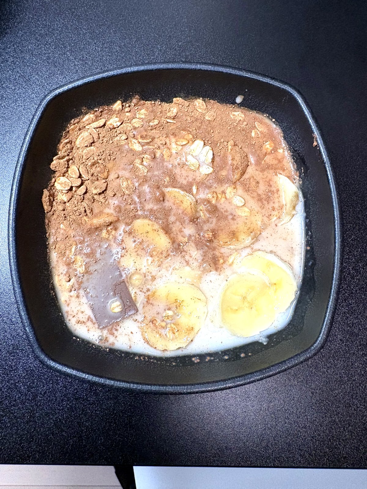 牛乳を注いだオートミール。レンジに入れる前の状態